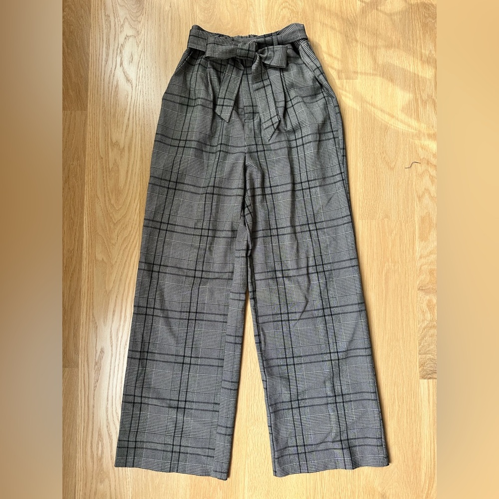 Stylish Gray Plaid Women's Dress Pants—excellent condition 
Size small
